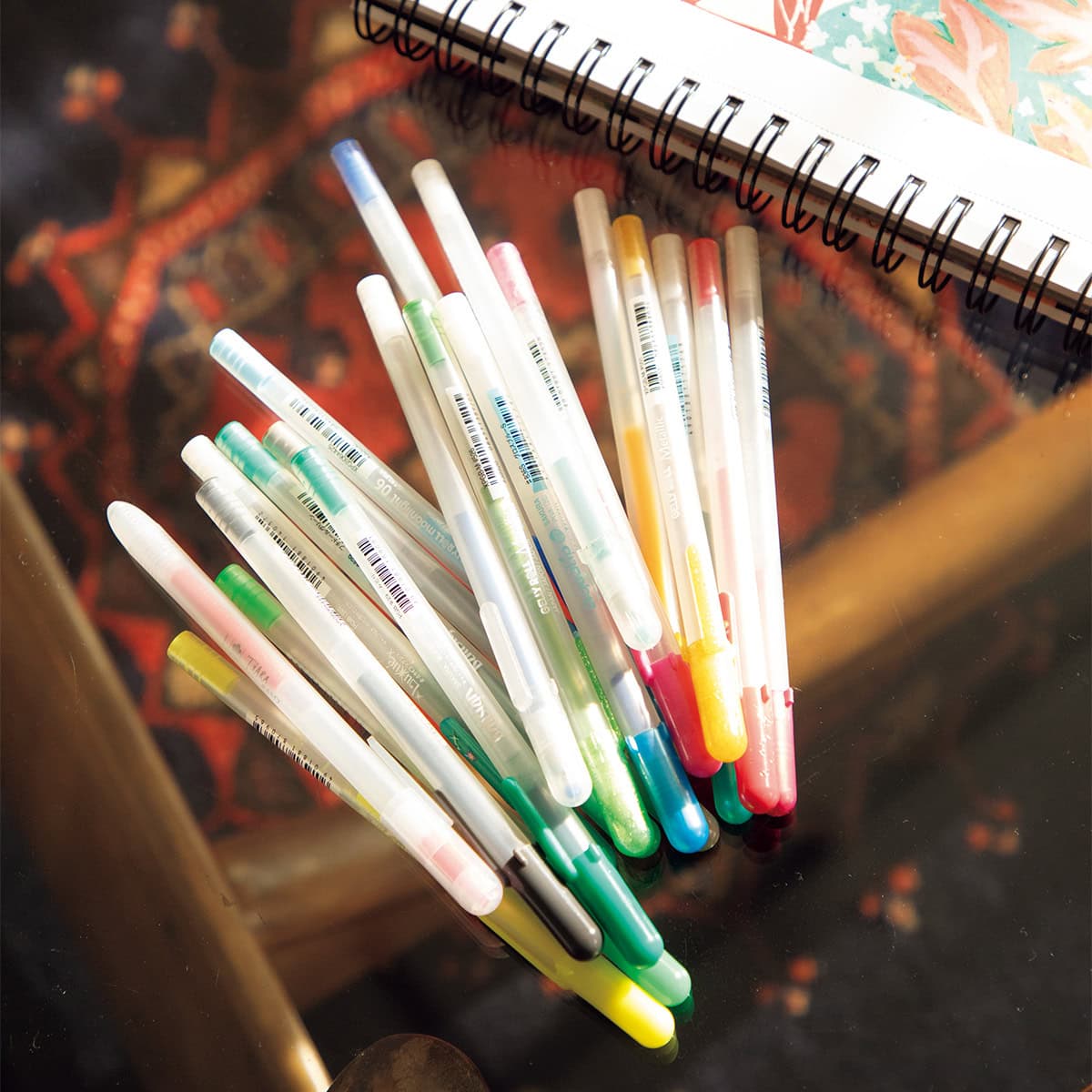 懐かしのキラキラペンやボールサインなども。