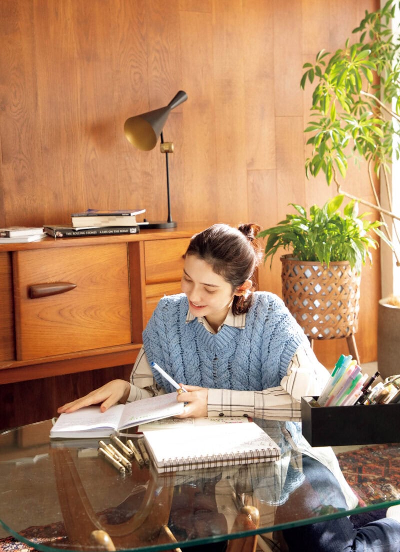 ベスト4万9500円(ニアー ニッポン/ニアー) シャツ5万8300円(サクラ/インターリブ) デニムパンツ4万2900円(J&M デヴィッドソン/J&M デヴィッドソン カスタマーセンター) イヤカフ1万8700円(リューク) 靴下※スタイリスト私物