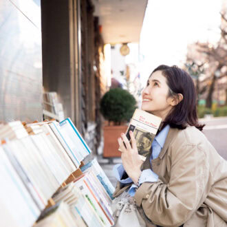 コート17万9300円、ブルーシャツ6万6000円、ブラウンシャツ6万3800円、スカート9万3500円（すべてマディソンブルー）　バッグ16万5000円（J&M デヴィッドソン／J&M デヴィッドソン カスタマーセンター）　シューズ3万9600円（ジャランスリウァヤ／ジャランスリウァヤ 日本橋）　靴下※スタイリスト私物