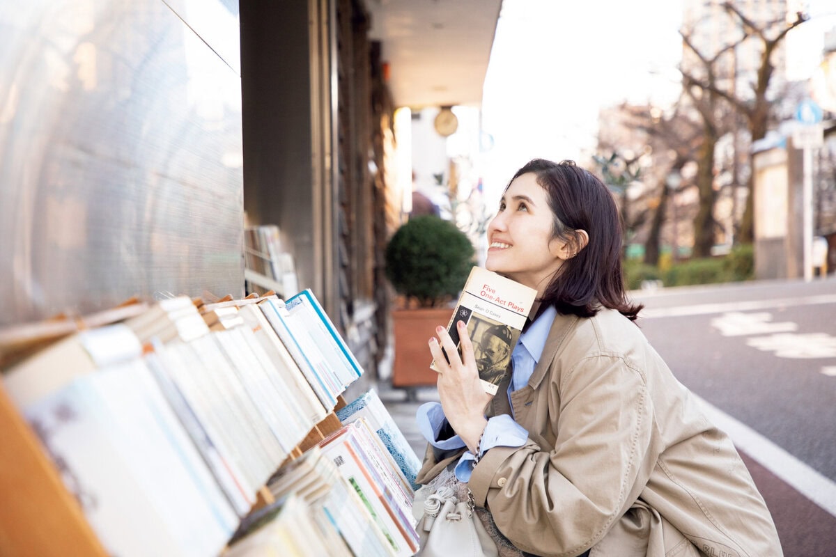 コート17万9300円、ブルーシャツ6万6000円、ブラウンシャツ6万3800円、スカート9万3500円（すべてマディソンブルー）　バッグ16万5000円（J&M デヴィッドソン／J&M デヴィッドソン カスタマーセンター）　シューズ3万9600円（ジャランスリウァヤ／ジャランスリウァヤ 日本橋）　靴下※スタイリスト私物