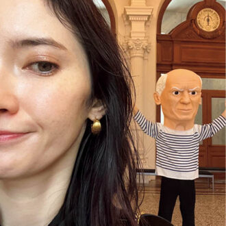 2.現代アートを集めたパリのピノーコレクションで、マウリツィオ・カテラン作のパブロ・ピカソの彫刻と一緒に。