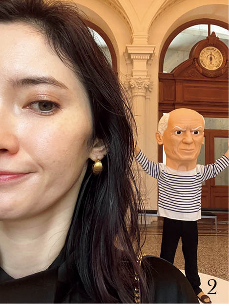 2.現代アートを集めたパリのピノーコレクションで、マウリツィオ・カテラン作のパブロ・ピカソの彫刻と一緒に。