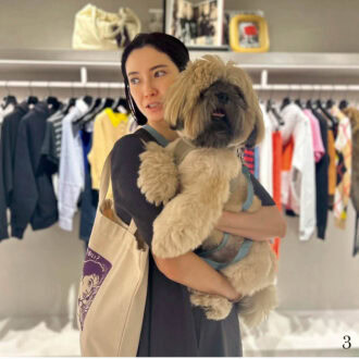 3.いつでも一緒のふたりは、連れ立って展示会？ に行くことも。