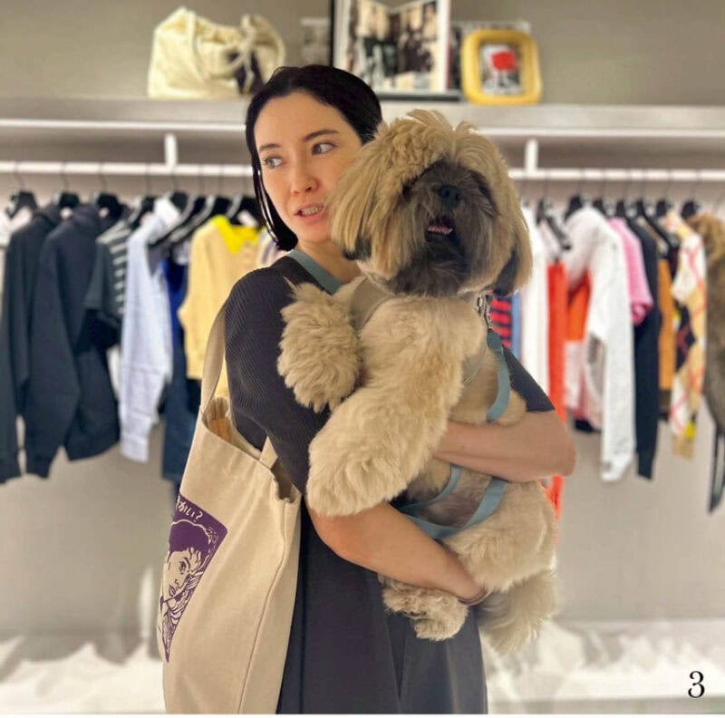 3.いつでも一緒のふたりは、連れ立って展示会？ に行くことも。