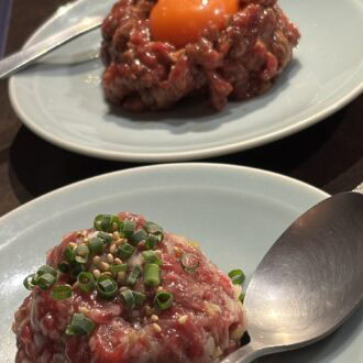 タレ味と塩味2種類のユッケ