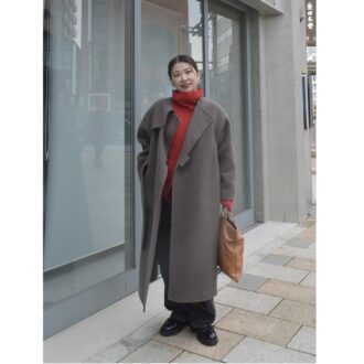 【スナップ】ブラウン好きさん必見、赤ニットで差がつく着こなし　
