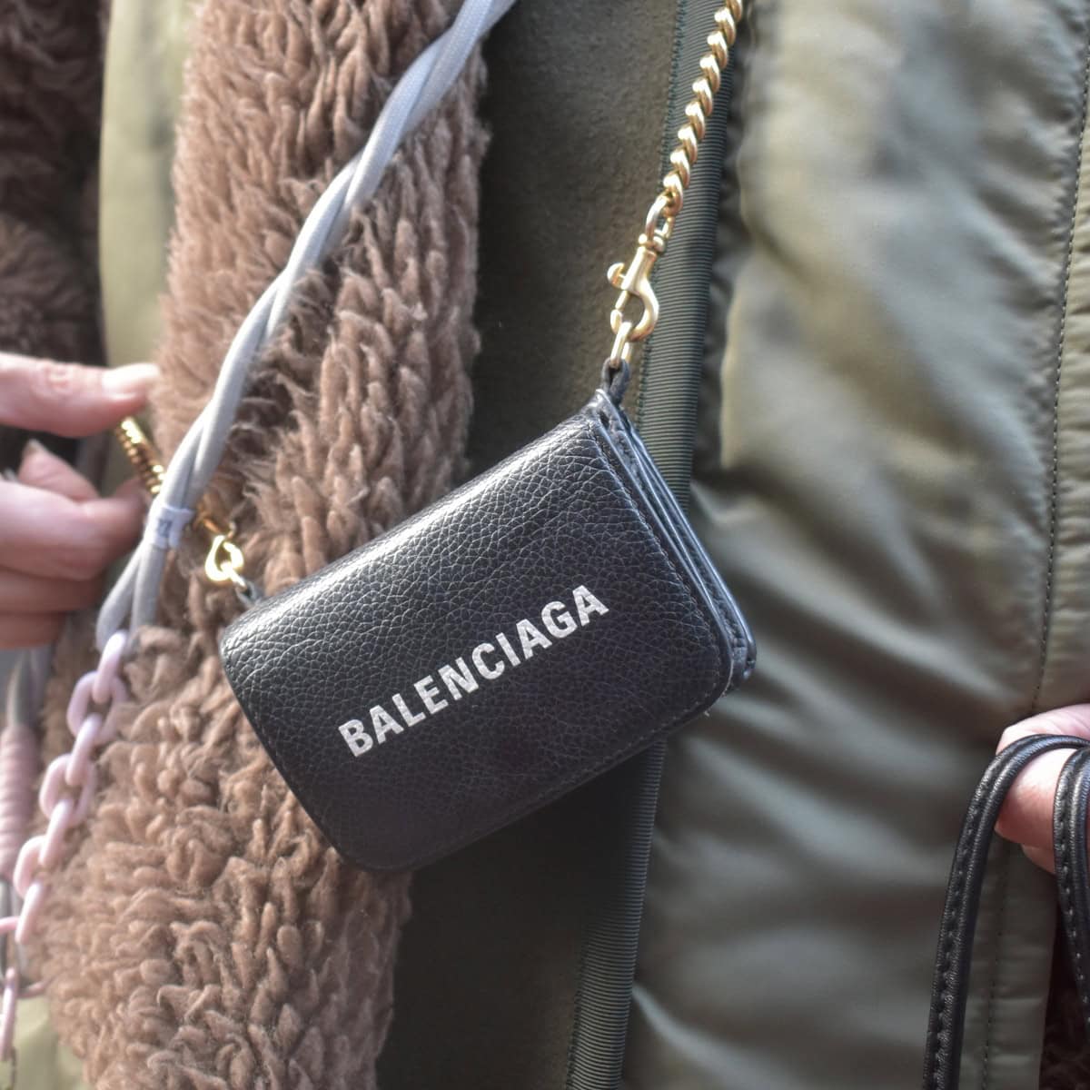 バレンシアガのチェーン付きウォレット