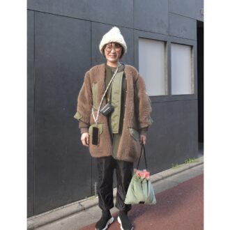 【スナップ】sacai のボアアウターが主役の大人のカーキカジュアルコーデ