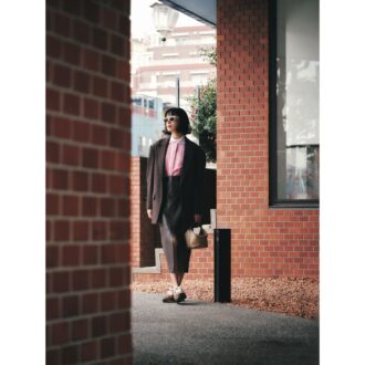 ベビーピンクのミニマルトップス着こなし今