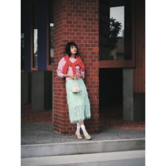 ベビーピンクのミニマルトップス着こなし春