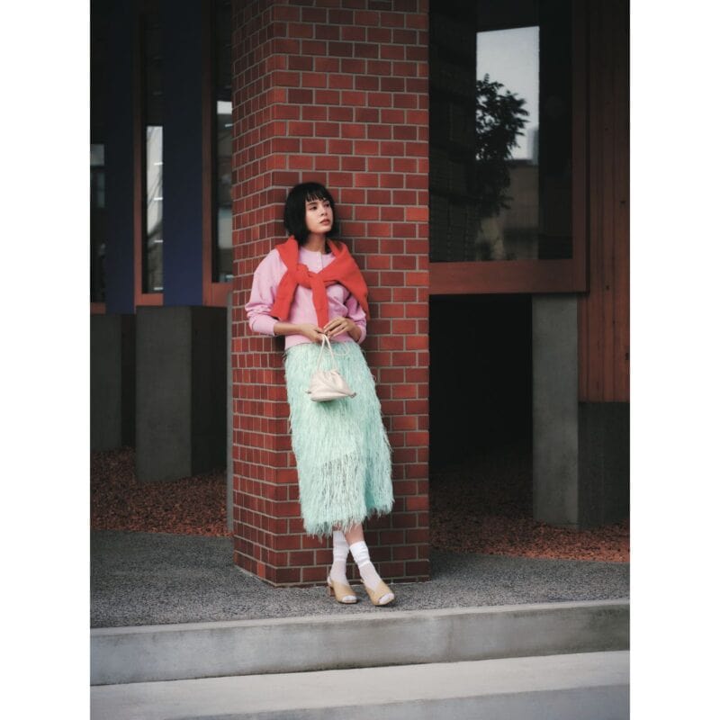 ベビーピンクのミニマルトップス着こなし春