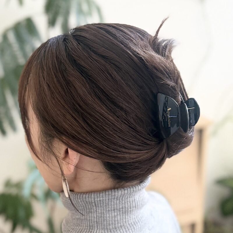髪をひとまとめにして、ヘアクリップでさっと留める
