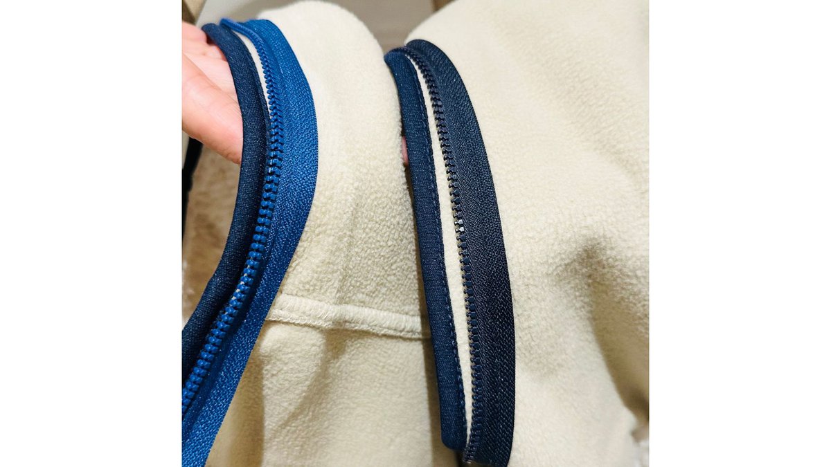 ワークマンの大ヒットアウター・袖が取り外せる2WAYレディースデタッチャブルボアスタンドジャケットの袖ファスナー部分。左右取り違えないように色が違う