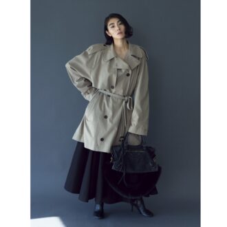 バッグ（取り外し可能なストラップ付き）［W38.5×H24×D13.5cm］42万5700円、バッグに付けたファーストラップ12万3200円、トレンチコート39万6000円、スカート29万400円、ブーツ17万4900円（すべてバレンシアガ／バレンシアガ クライアントサービス）※価格はすべて予定価格