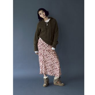 ニット9万9000円（マラン エトワール）、中に着たトップス5万9400円、スカート9万200円、BEKETT SNEAKERS 11万6600円（すべてイザベル マラン／すべてイザベル マラン 青山店）