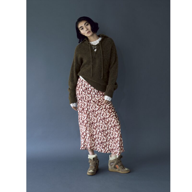 ニット9万9000円（マラン エトワール）、中に着たトップス5万9400円、スカート9万200円、BEKETT SNEAKERS 11万6600円（すべてイザベル マラン／すべてイザベル マラン 青山店）