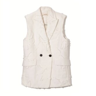 立体的なフリンジジャガードの花柄が華やか。白を大人っぽくモダンに着こなすキーピースに。