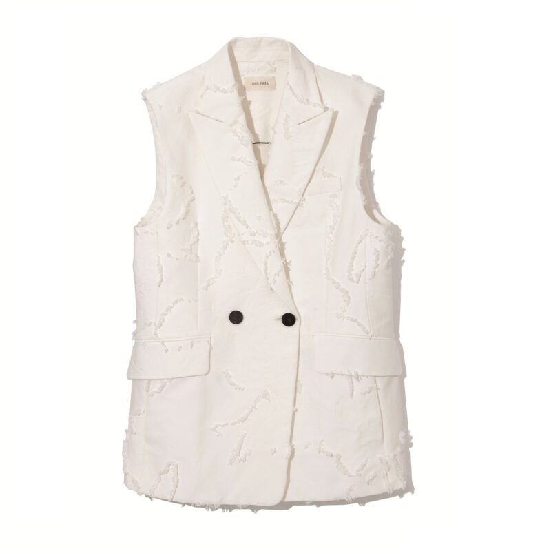 立体的なフリンジジャガードの花柄が華やか。白を大人っぽくモダンに着こなすキーピースに。