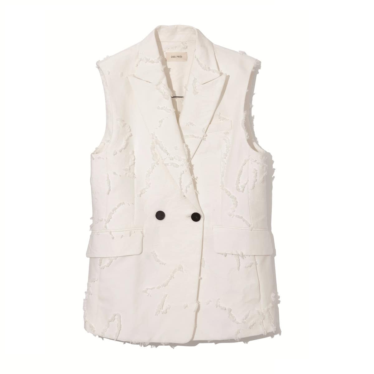 立体的なフリンジジャガードの花柄が華やか。白を大人っぽくモダンに着こなすキーピースに。