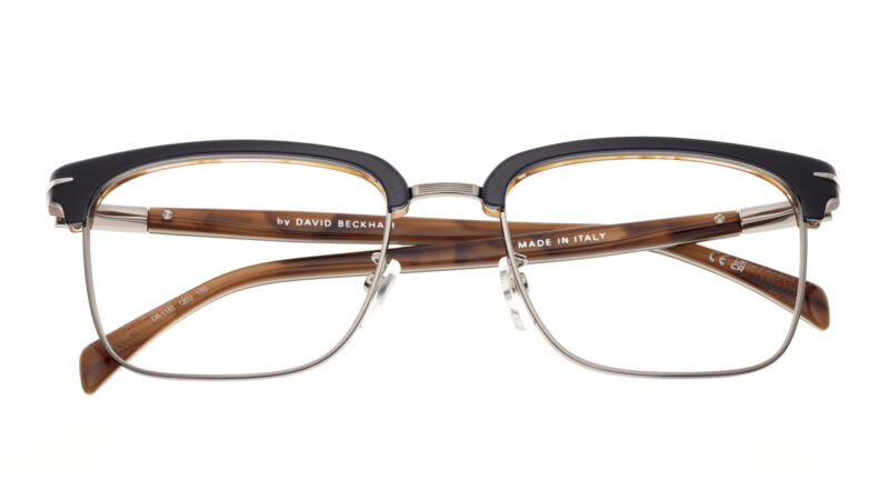 リーティング大賞『小顔見え部門』受賞　シャーブなブローで涼とした印象に、眼鏡4万2900円（アイウェア バイ デイヴィッド・ベッカム／サフィロジャパンカスタマーサービス）
