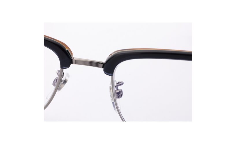 シャーブなブローで涼とした印象に、眼鏡4万2900円（アイウェア バイ デイヴィッド・ベッカム／サフィロジャパンカスタマーサービス）