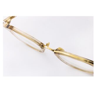 フレームはアシンメトリーにメタルゴールドがあしらわれています