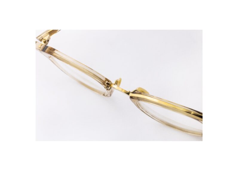 フレームはアシンメトリーにメタルゴールドがあしらわれています