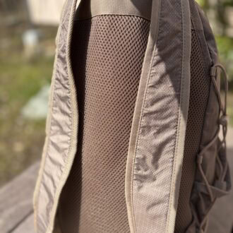 ショルダーハーネスにも本体と同じリップストップナイロンを使用