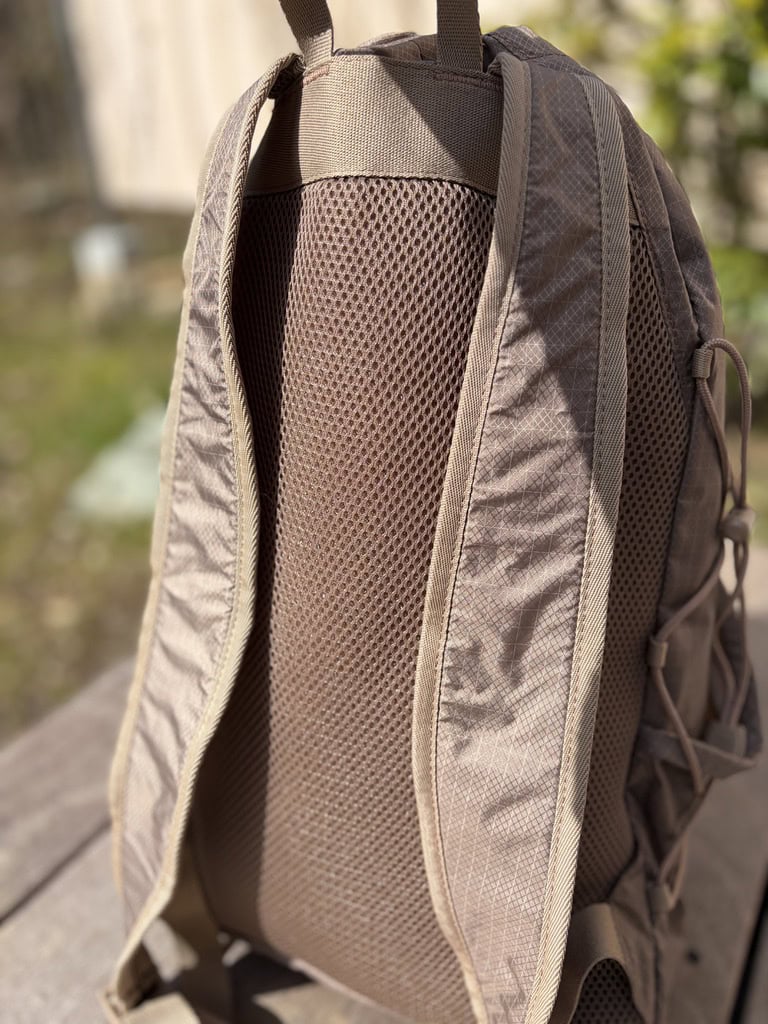 ショルダーハーネスにも本体と同じリップストップナイロンを使用