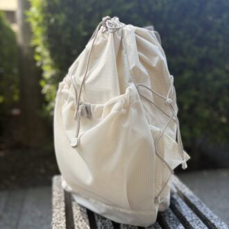 新たに白も仲間入りしたそうで、こちらもかなりよかったです！ オールホワイトのコーデに取り入れるのも今っぽいかも