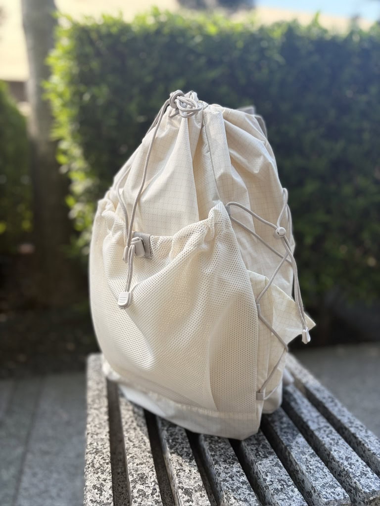 新たに白も仲間入りしたそうで、こちらもかなりよかったです！ オールホワイトのコーデに取り入れるのも今っぽいかも