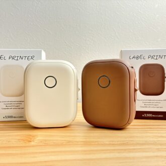 ラベルプリンター アイボリー、ブラウン（専用ラベル1個つき） 各3850円（3COINS）