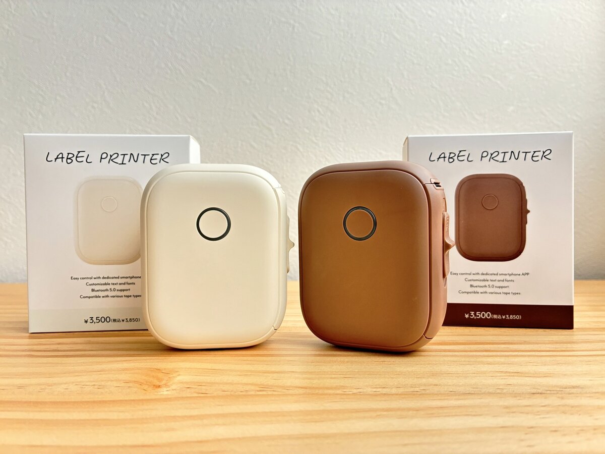 ラベルプリンター アイボリー、ブラウン（専用ラベル1個つき） 各3850円（3COINS）