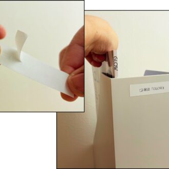 カットしたラベルの裏紙をはがしてペタリ。裏紙中央に切り込みがあってはがしやすい！