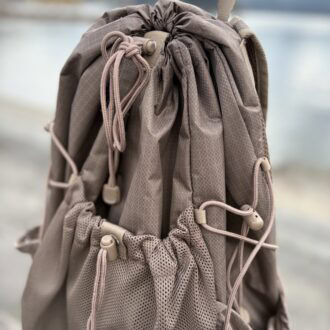 フロントのメッシュポケットもドローコード仕様。ちょっと透けるので、ヴィヴィッドな小物を入れるとかわいいかも！