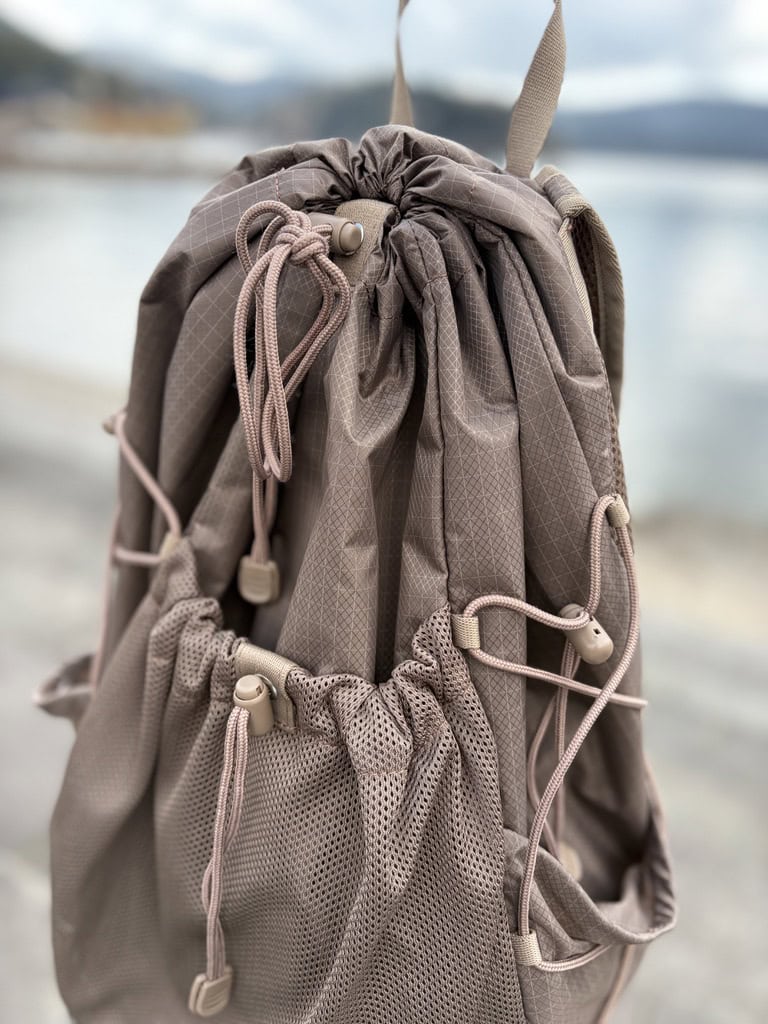 フロントのメッシュポケットもドローコード仕様。ちょっと透けるので、ヴィヴィッドな小物を入れるとかわいいかも！