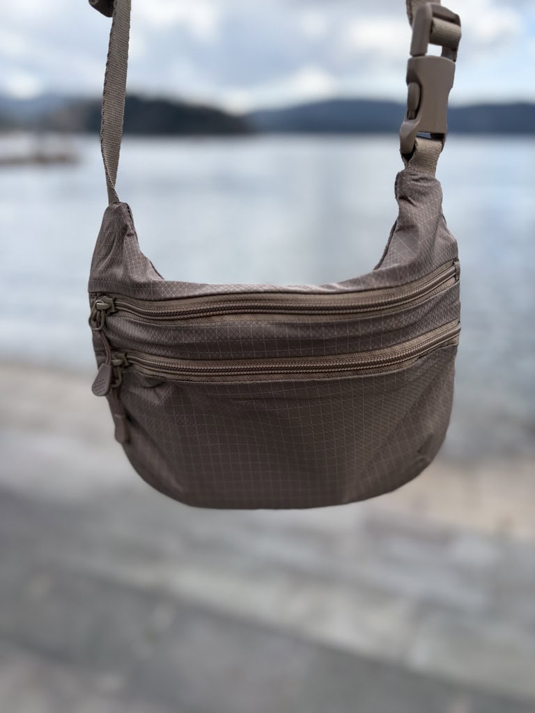 旅先での街歩き用に同素材のミニショルダーバッグ（2,990円）も新調。荷物を分けて入れられて、使い心地もかなりよかったです！