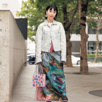 “ピンクワンピの上からスカーフを巻いてアレンジ”