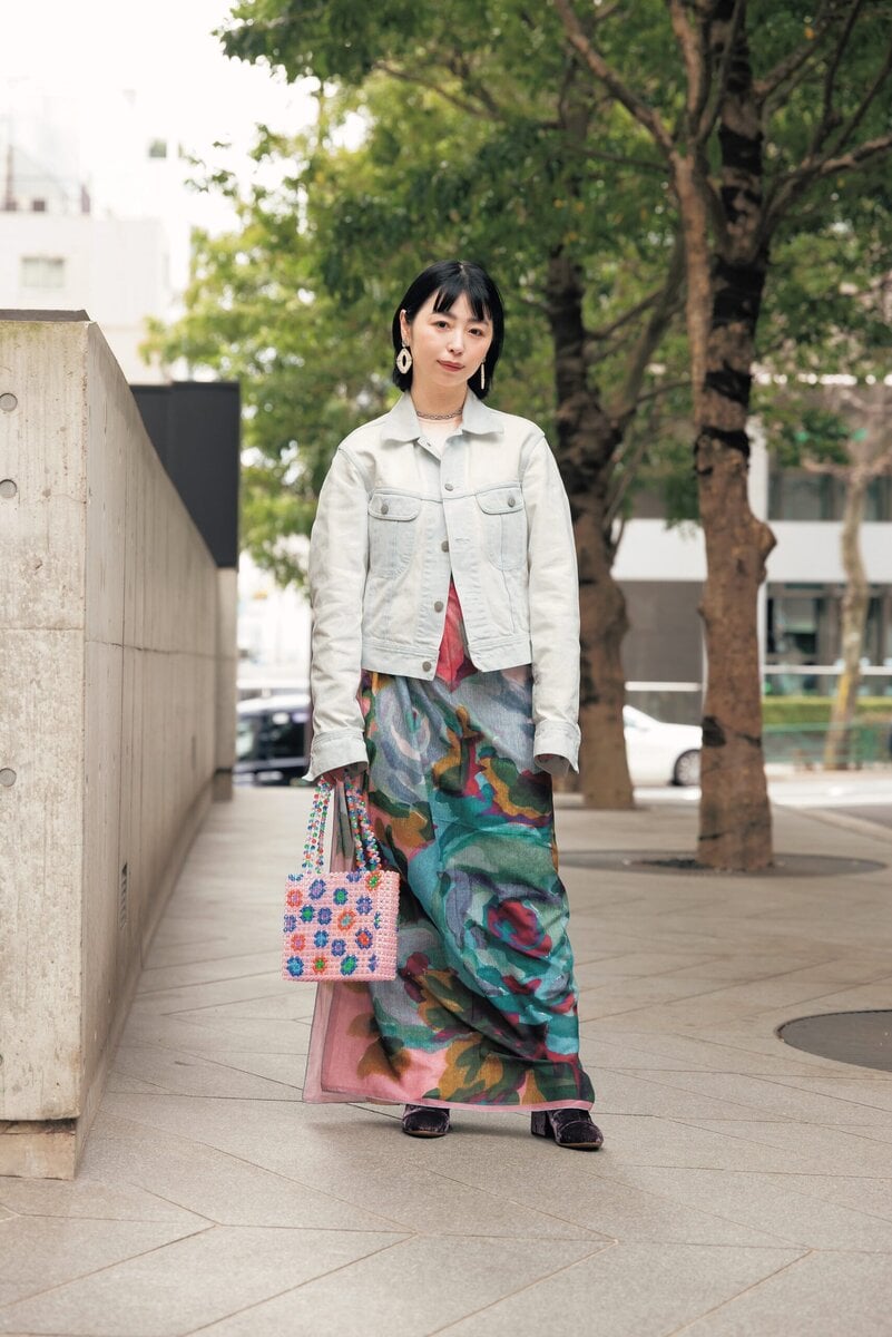 “ピンクワンピの上からスカーフを巻いてアレンジ”