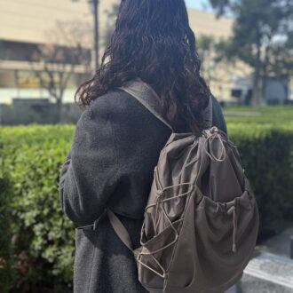 サイズはタテ48×ヨコ27×マチ18㎝。大きすぎず小さすぎないサイズ感も絶妙なんです！