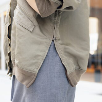 「アタリなど、古着加工を施したこだわりのブルゾン。サイドファスナーを開けてスリット風アレンジも」