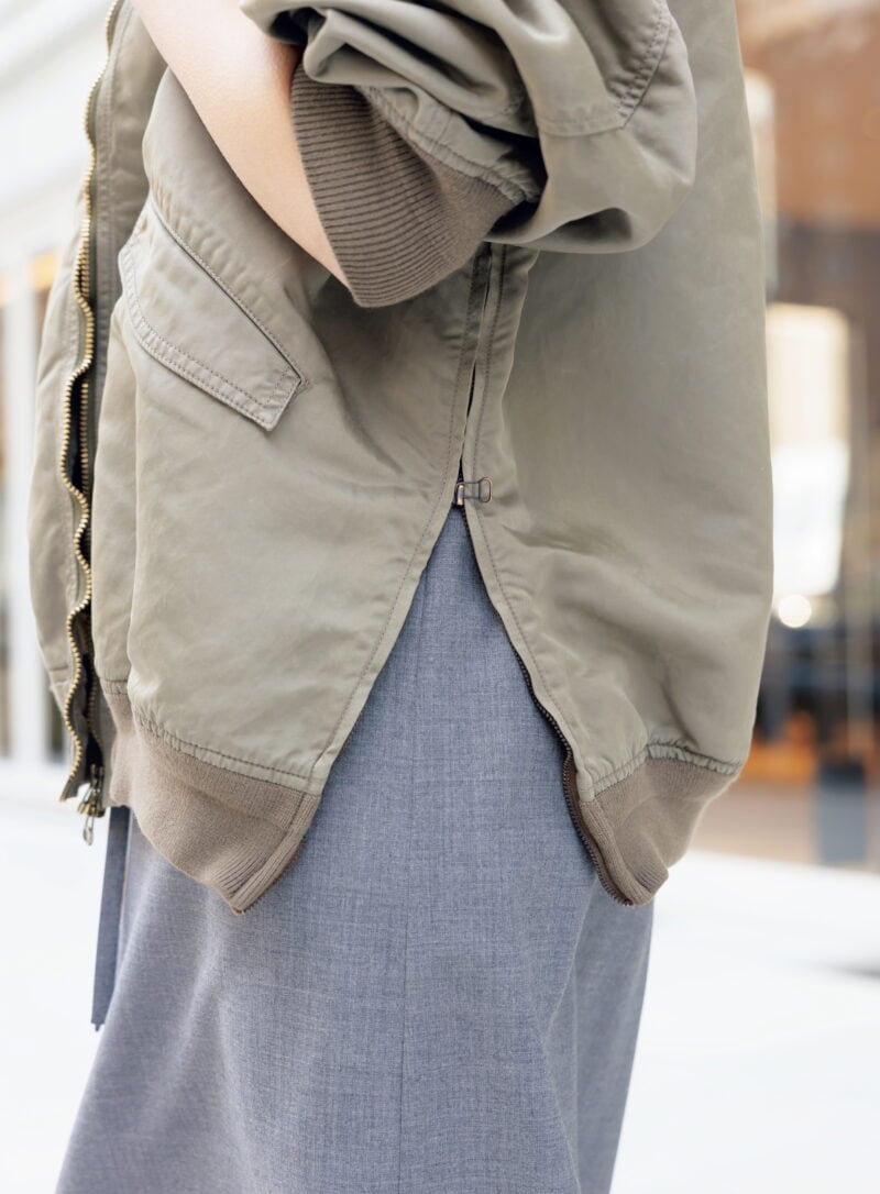 「アタリなど、古着加工を施したこだわりのブルゾン。サイドファスナーを開けてスリット風アレンジも」