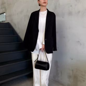 シアーブラウスで、ジャケットスタイルを春らしく