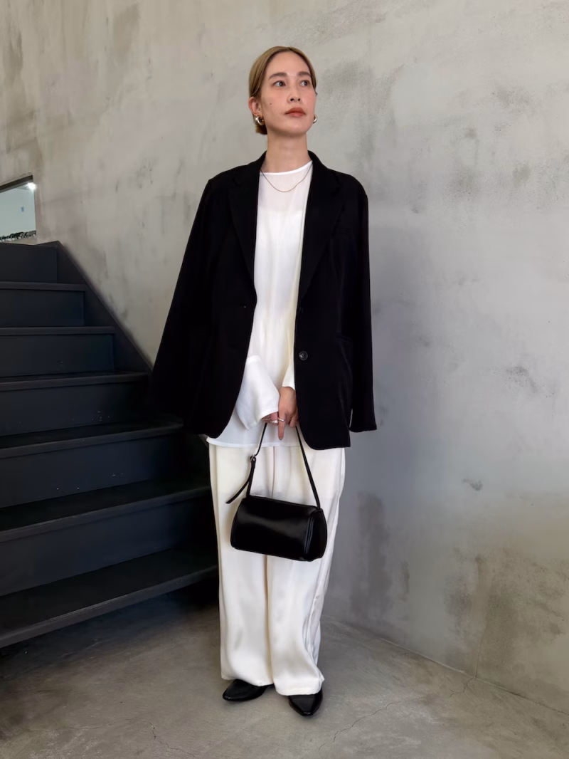 シアーブラウスで、ジャケットスタイルを春らしく