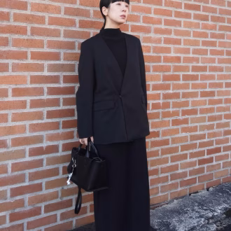 プリーツワンピースでつくる、シックなセレモニーコーデ