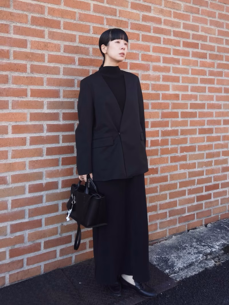 プリーツワンピースでつくる、シックなセレモニーコーデ