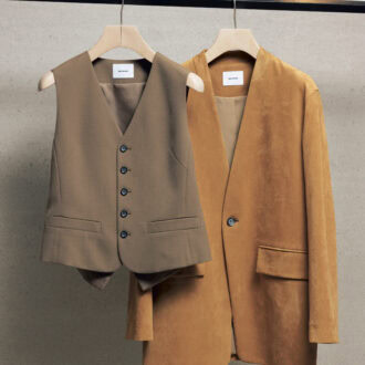 「今季はベージュに注目。ミースロエのスエード調ジャケットとベストは、まさに気分。ベストはスリーピースで着たいです」