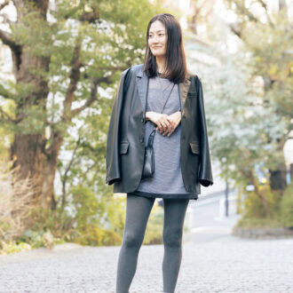 “薄軽ニットを主役に思い切ってミニ丈を楽しむ”