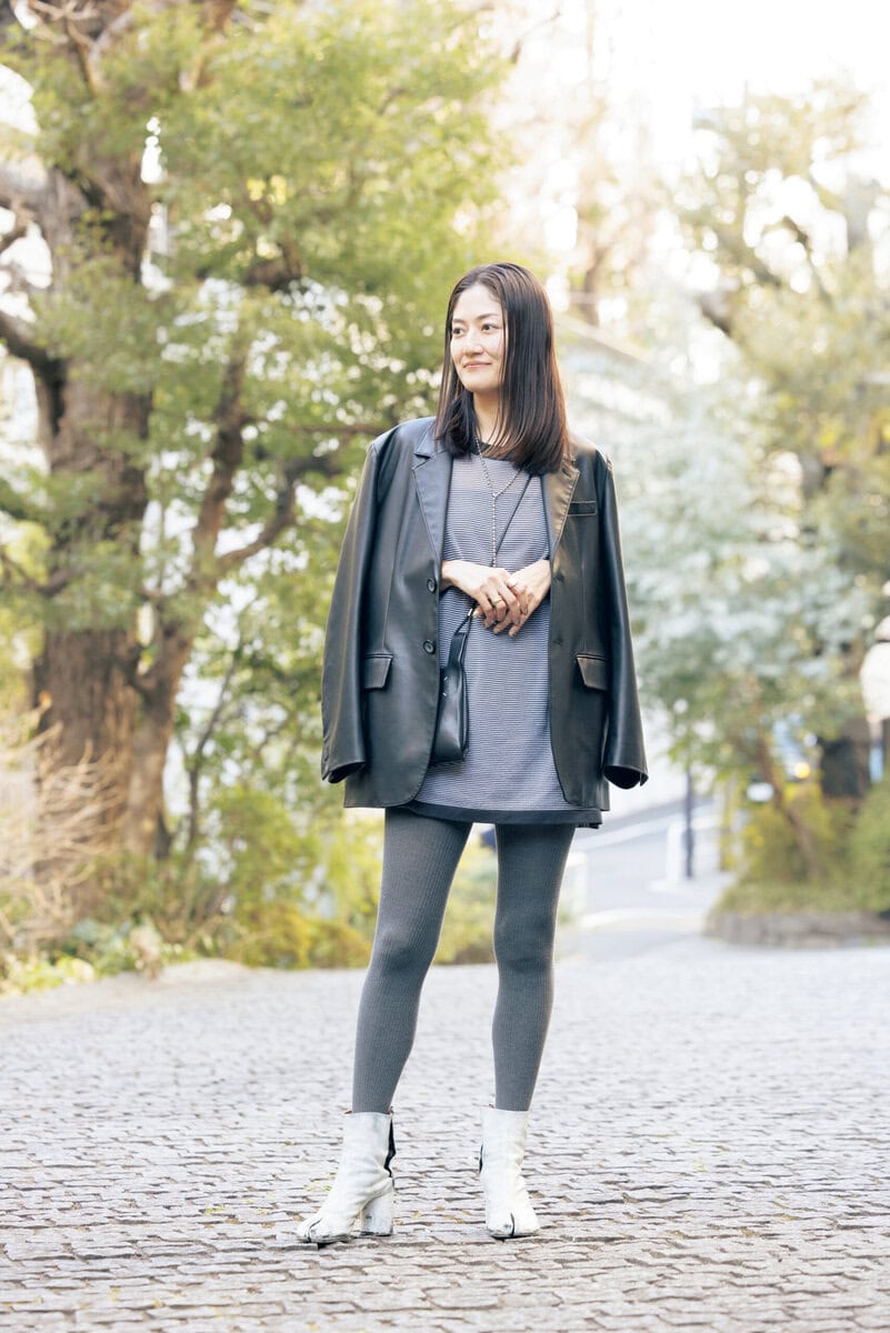 “薄軽ニットを主役に思い切ってミニ丈を楽しむ”