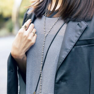 「ボールチェーンのロングネックレス、存在感あるリングなど、アクセサリーの輝きをディテールに宿して」